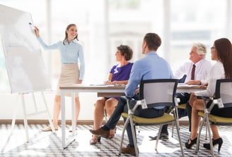 Consultora treinando colaboradores