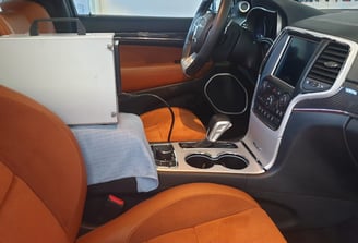 masinos ozonavimas automobilio viduje su aparatu skirtu ozonavimui