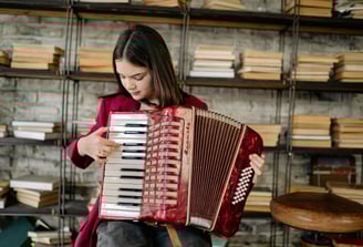 Alumnio aprendiendo a toca el acordeon