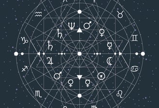 Mujer hispana analizando una carta astral con símbolos zodiacales, lápiz en mano y libreta de notas