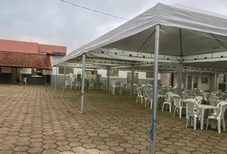 Disponibilizamos cadeiras confortáveis para complementar sua locação de tendas, garantindo o bem-est