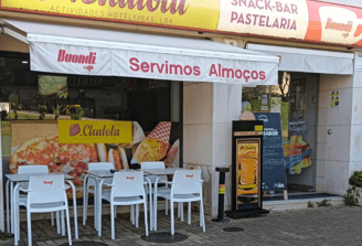 um restaurante com uma grande placa que diz chalota, localizado na bobadela
