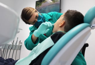 Medic ortodont punând un diagnostic