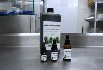 Huile de chanvre enrichie en CBD, bouteille d'un litre, fiole de 30ml, de 10ml et de 5 ml