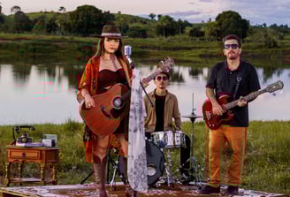 Foto do trio de show da Laura Botton, contanto com baixista e baterista