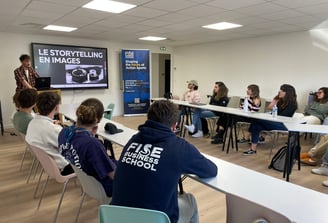 Atelier storytelling visuel à la FISE Business School avec formateur et étudiants en salle de cours