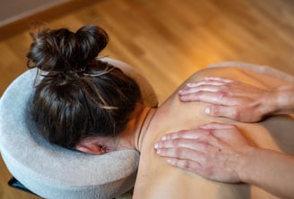 Zoom sur mains parallèles massage du dos avec femme