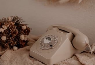 Téléphone vintage beige, modèle Luna, permettant aux invités d’enregistrer des messages vocaux.