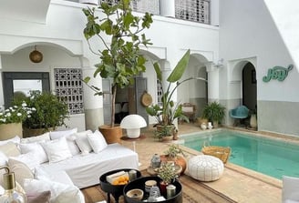 Maison traditionnelle tunisienne avec patio central et architecture typique