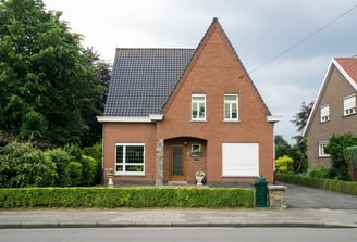 Gemütliches rotes Backsteinhaus in ländlicher Umgebung