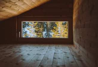 Sauberer Dachboden aus Holz gebaut mit einem großen Fenster