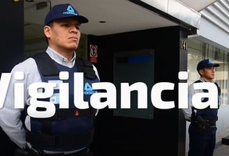 Agente de Seguridad Con Arma vistiendo Chaleco blindado