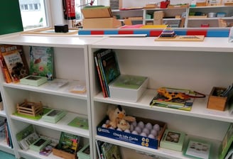 Regale mit Lernmaterialien im Konzept der Lernlandschaft