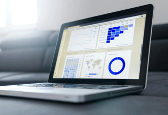 Computador com Dashboard pronto realizar análises estratégicas