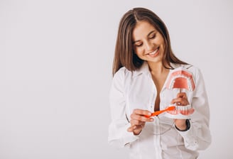 Démonstration de prévention avec un dentier pédagogique utilisé pour sensibiliser les patients
