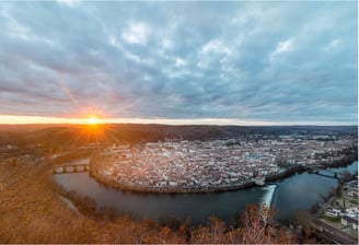 Vue panoramique de Cahors au coucher de soleil depuis le Mont Saint-Cyr