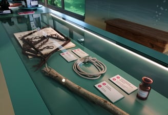 Vitrine mit historischen Objekten.