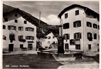 Dorfplatz Andeer mit Weissem Kreuz