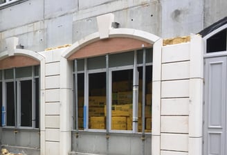 Un bâtiment en cours de rénovation énergétique en isolation thermique par l'extérieur.