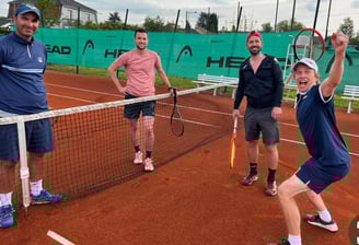 équipe homme club de tennis audincourt sur terrain en terre battue