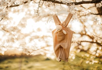 Babykleidung im Sonnenuntergang