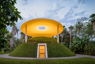James Turrell, que utiliza luz e espaço para criar experiências meditativas.