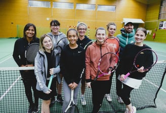 equipe femmes du tennis audincourt avec le coach dans la salle isolée