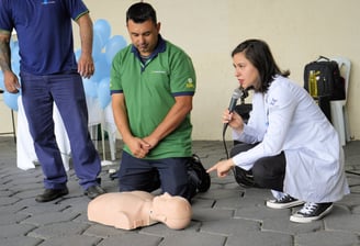 medica ensinando os primeiros socorros para um colaborador na semana do sipat