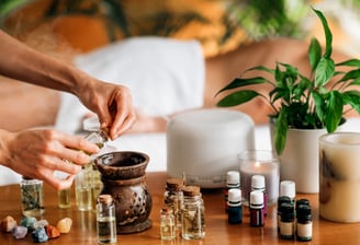 Preparación de aceites esenciales y difusores para una sesión de aromaterapia, con enfoque en terapias naturales para el bien