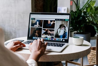 Imagem de uma pessoa trabalhando em um site de artes