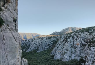 stage escalade en sardaigne Damien en tête