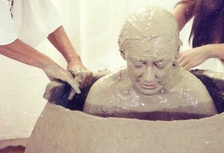 Celeida Tostes na performance 'Passagem', de 1979 (Foto Henry Stahl)