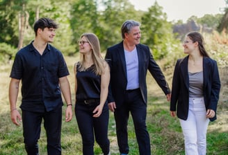 Familie läuft lachend 