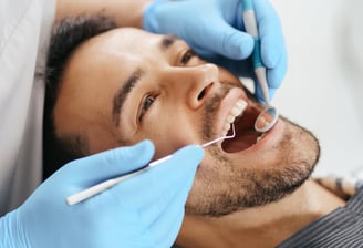 Soins dentaires réalisés au cabinet, avec une approche professionnelle adaptée à chaque patient