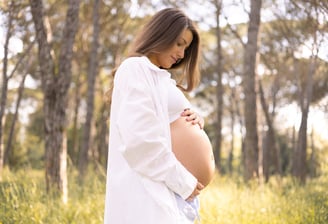 Sessió de fotos d'embaràs a Girona amb una dona embarassada en un entorn natural exterior