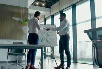 Sicherheitsmitarbeiter entwickeln gemeinsam an einem Whiteboard ein individuelles Sicherheitskonzept