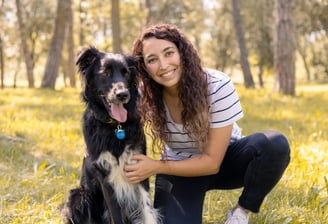 Sessió de fotos de mascotes a Girona amb una donna i un gos en un entorn natural exterior