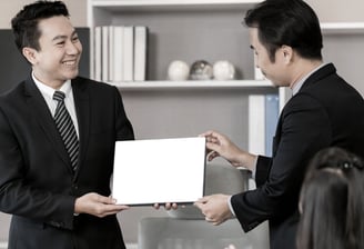 Homens fechando negócios