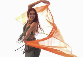 Bruna Ribeiro é geógrafa, dançarina, coreógrafa e professora de dança, uma artista contemporânea
