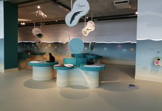 Ein LED-Streifen, der die Wasseroberfläche nachahmt und dabei Farbe und Intensität ändert.