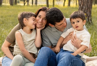 Sessió de fotos familiar a Girona amb una família feliç en un entorn natural exterior