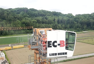 Technicien SMD Grues dans la cabine d’une grue Liebherr EC-B