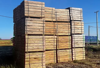 paquetes de tablas pallet apilados