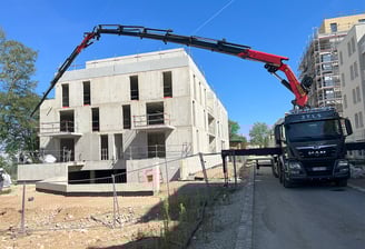 Levage sur chantier BTP à Nancy avec camion-grue JTLS – intervention en zone urbaine