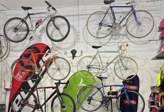 esposizione di bici in negozio pronte alla vendita