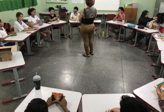 Amanda Amorim ensinando lambe-lambe – Amanda demonstra técnicas de colagem para crianças em oficina