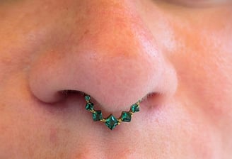 Une femme avec un piercing au nez
