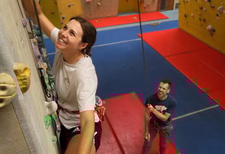 Toprope-Kletterkurs in Wien (Kletterhalle Marswiese, Kletterkurs-Teilnehmende lernen sichern)