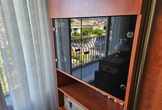 Photo de porte de placard sur mesure + vitrerie sur mesure + laqué noir + verre + fenetre