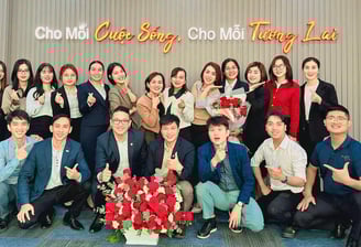 Tập thể nhân viên và tư vấn viên bảo hiểm tại Prudential Ngũ Hành Sơn